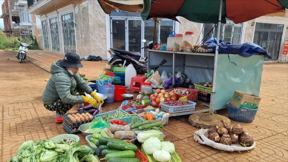 Bà Hồng rời quầy sạp trong khu chợ mới, ra bán ngoài lề đường. Ảnh: TIẾN THOẠI tiểu thương 1.jpg