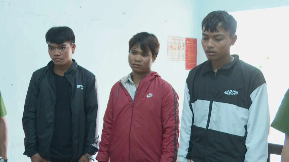 Các bị can tại cơ quan công an. Ảnh: S.Đ nẹt pô.jpg