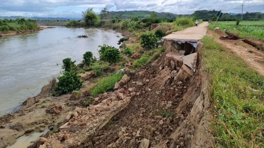 Đoạn đường bê tông qua cánh đồng thôn Nam Ninh bị sạt lở trầm trọng. Ảnh: TIẾN THOẠI