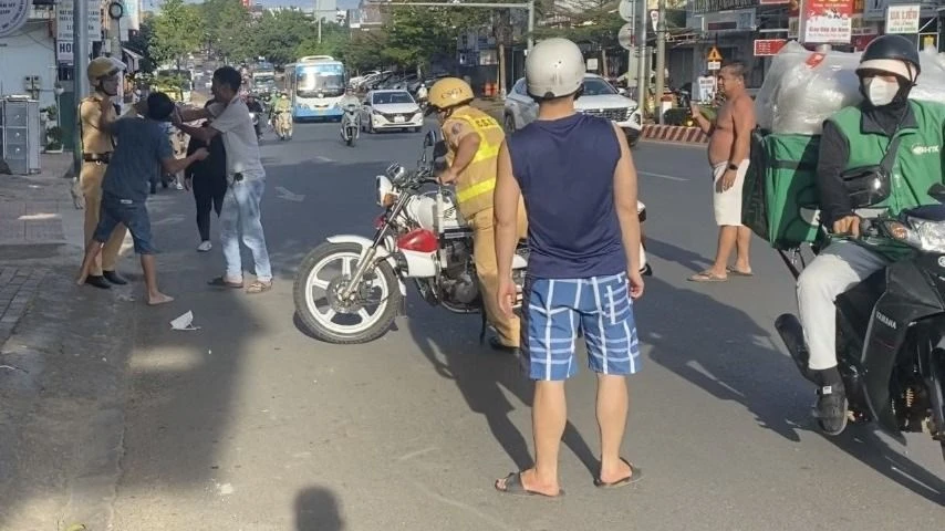 Người ôm, người hành hung cảnh sát giao thông khi bị đo nồng độ cồn