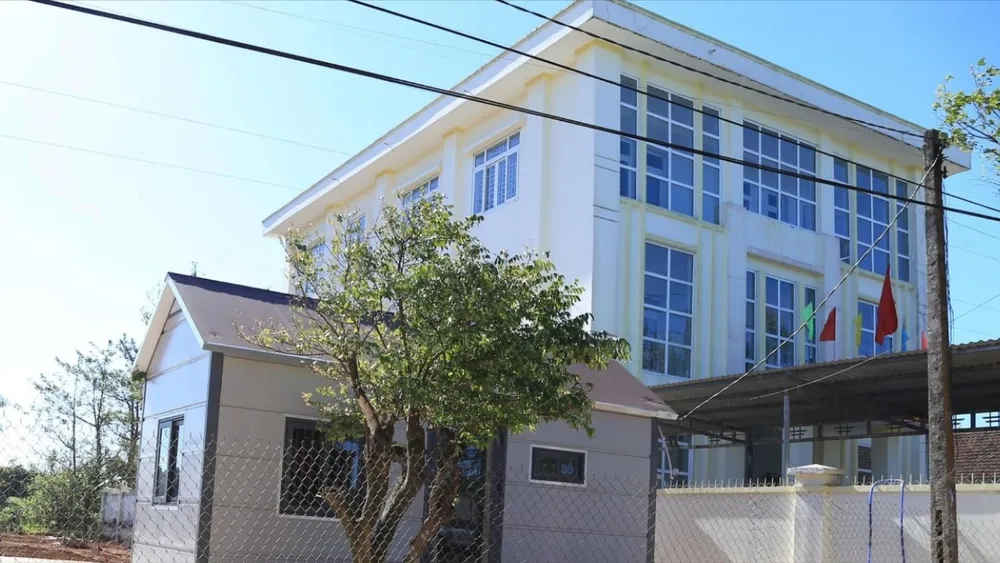 tạm đình chỉ cán bộ