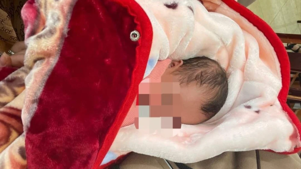 Bé gái 2 tháng tuổi bị bỏ rơi kèm tờ giấy 'nếu ai nhặt được xin nuôi dùm'