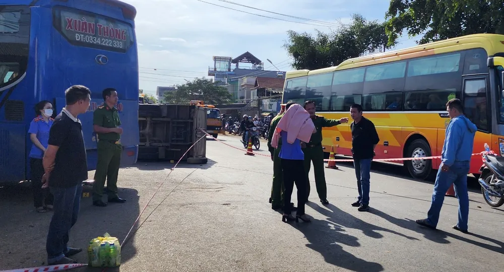 Lực lượng chức năng khám nghiệm hiện trường, làm rõ nguyên nhân vụ tai nạn. Ảnh: N.H xe-tai-2-767.jpg
