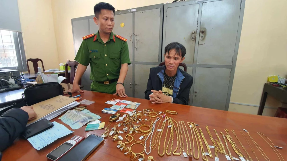 Nguyễn Ngọc Điềm tại cơ quan công an. Ảnh: S.Đ đắk lắk.jpg