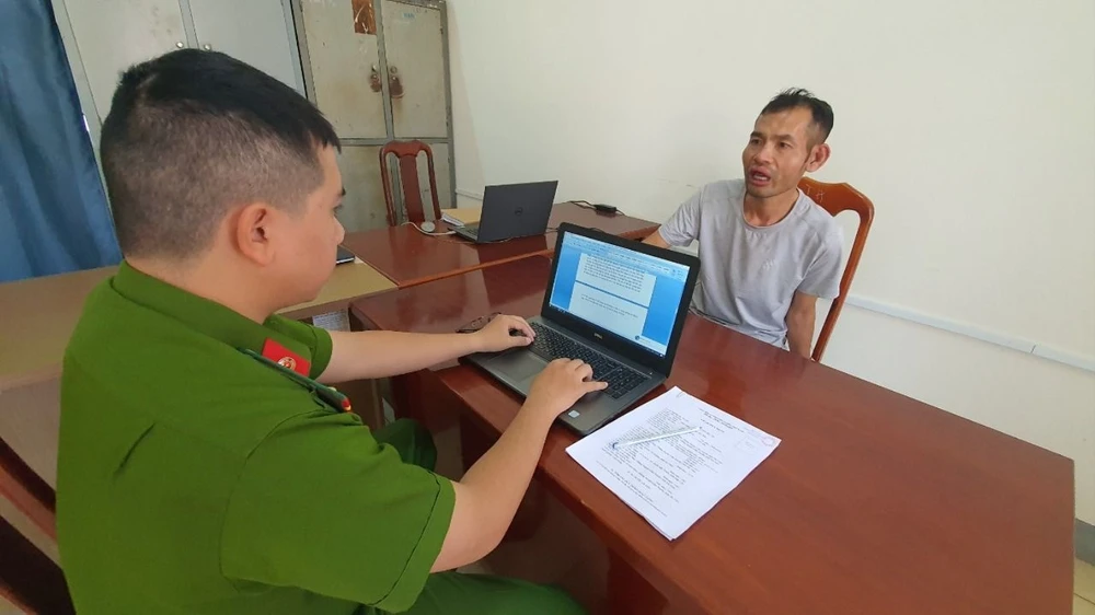 Công an lấy lời khai Lê Quốc Tuấn - đối tượng dùng dao khống chế một phụ nữ để hiếp dâm, cướp tài sản. Ảnh: S.Đ hiếp dâm.jpg
