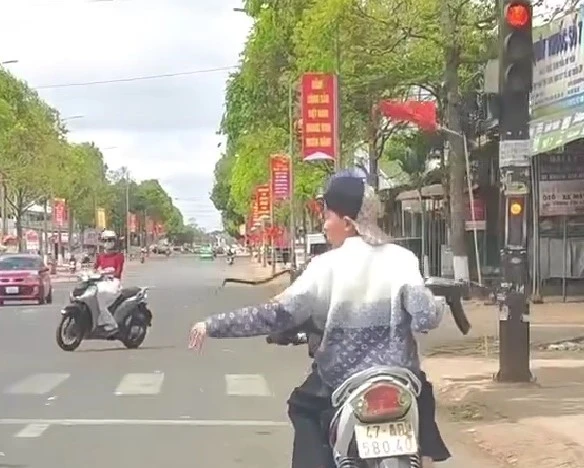 Hai thiếu niên vi phạm vừa bị công an xử lý. Ảnh: Chụp màn hình THIẾU NIÊN.jpg