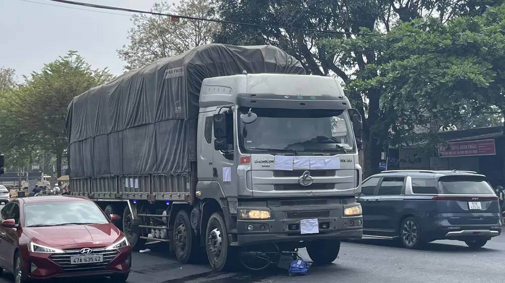 Xe đạp lọt dưới gầm xe tải sau va chạm. Ảnh: H.D xe đạp.jpg