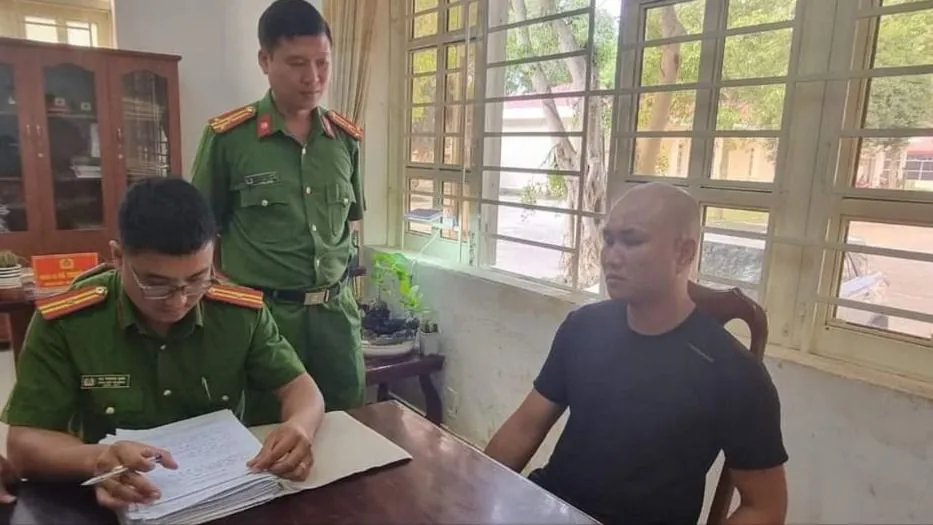 Lê Văn Thiện tại cơ quan công an. Ảnh: CA truy sát 4.jpg