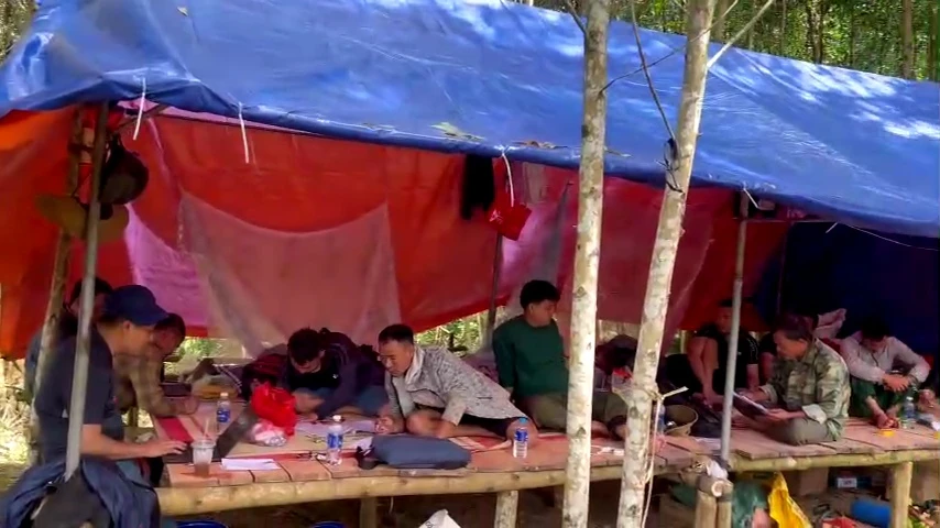 Công an làm việc với nhóm người khai thác vàng trái phép. Ảnh: S.Đ khai thác vàng.jpg
