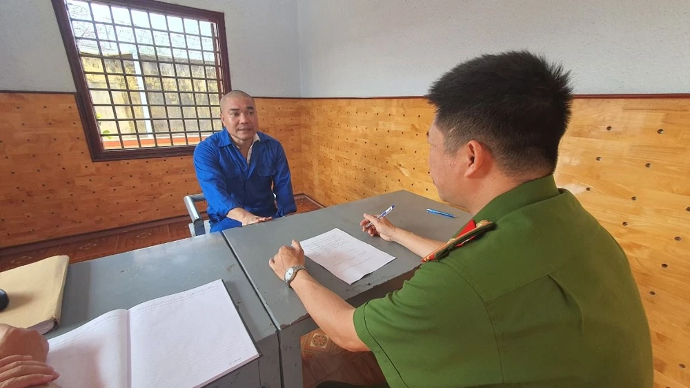 Bị can Lê Văn Quyết tại cơ quan công an CỜ TƯỚNG.jpg