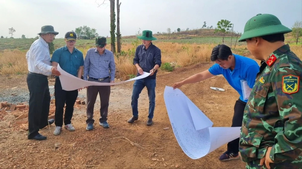 Lực lượng chức năng huyện Ea Súp khảo sát thực địa tại khu vực đất rừng bị lấn chiếm trái phép. Ảnh: V.T cưỡng chế.jpg
