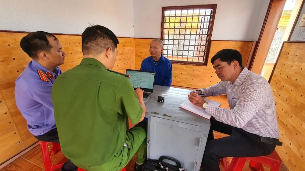 Bị can Vũ Quốc Sơn tại cơ quan công an. Ảnh: S.Đ dùng dao.jpg