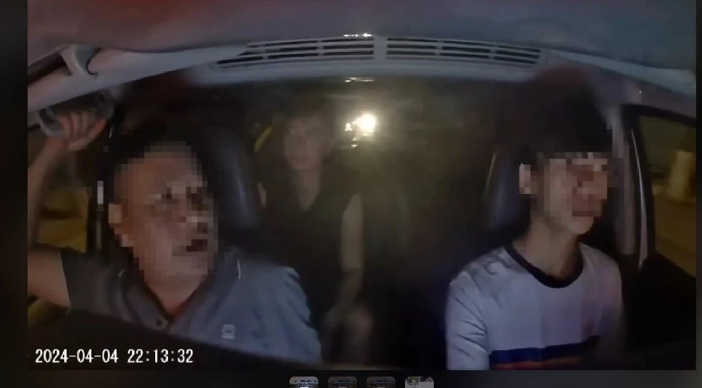 Hành khách (bên trái) hằn học và đã đánh tài xế taxi. Ảnh: Chụp màn hình TÀI XẾ.jpg