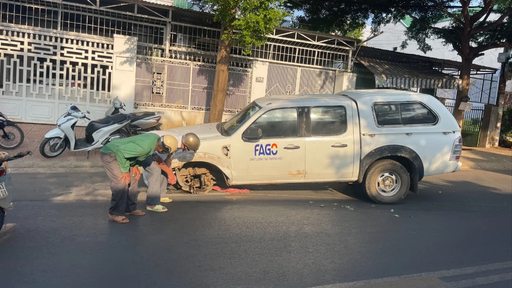 Ô tô văng bánh trước ra ngoài sau tai nạn. Ảnh: H.D Ô TÔ.jpg