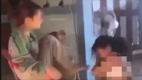 Nữ sinh bị bạn đánh, lột áo và bắt quỳ dưới sàn nhà. Ảnh chụp màn hình nữ sinh.jpg