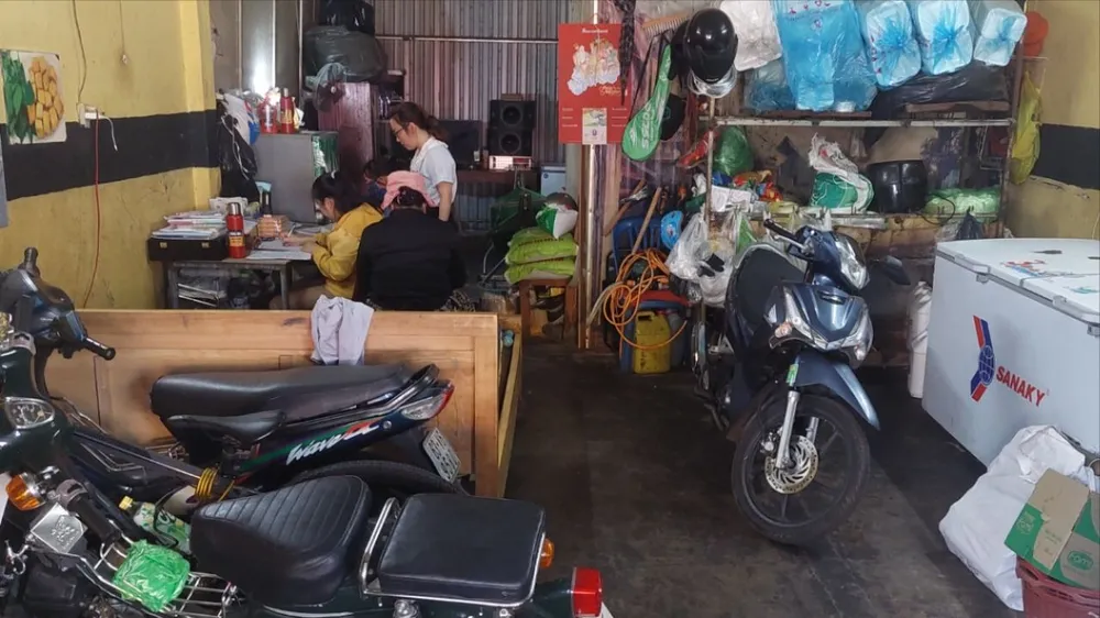 Cơ sở bán cá lóc nướng bị kiểm tra, phát hiện nhiều vi phạm. Ảnh: N.D cá lóc nướng.jpg