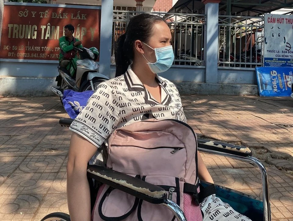 Từ ngày xảy ra vụ việc đến nay đã gần một năm, chị Quỳnh vẫn phải ngồi xe lăn. Ảnh: Q.V rơi thang máy 1.jpg