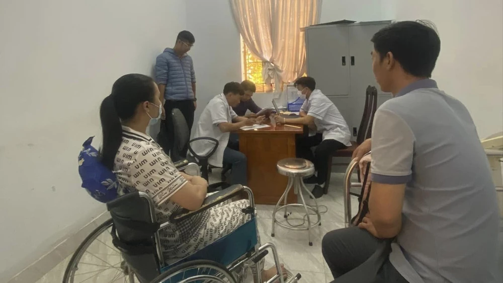 Chị Quỳnh đến Trung tâm Pháp y tỉnh Đắk Lắk để giám định thương tật. Ảnh: L.Q rơi thang máy.jpg