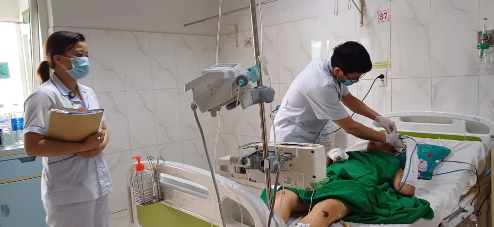 Bà H đang được bác sĩ chăm sóc tại bệnh viện. Ảnh: C.N mẹ ruột.jpg