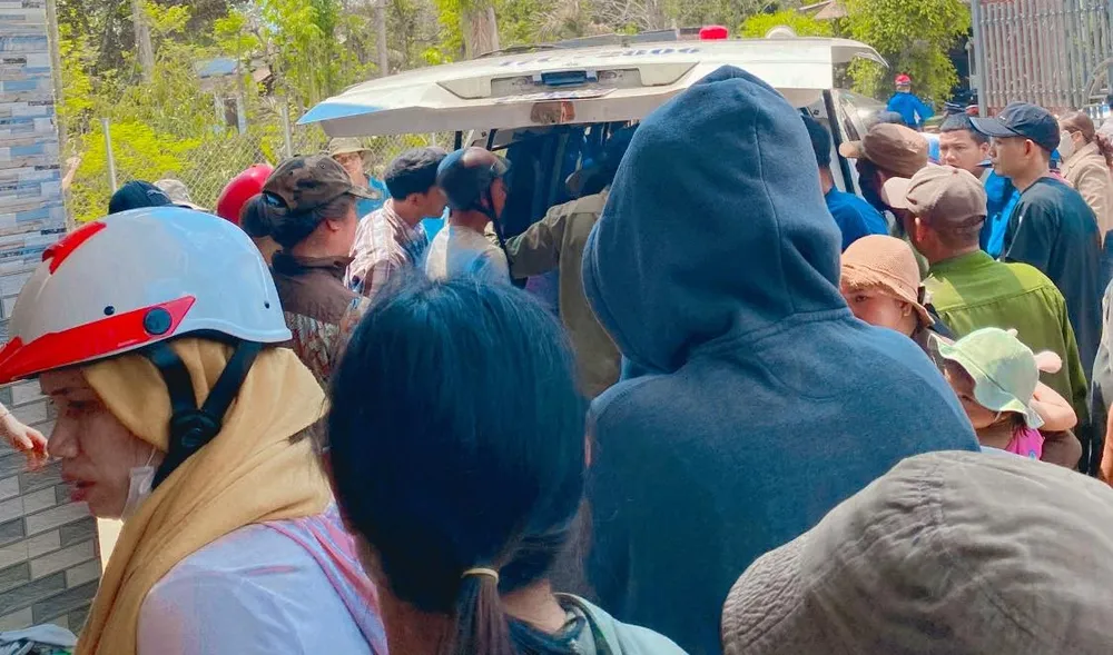 Thi thể các học sinh đã được đưa về nhà để lo hậu sự. Ảnh: N.D đuối nước.jpg