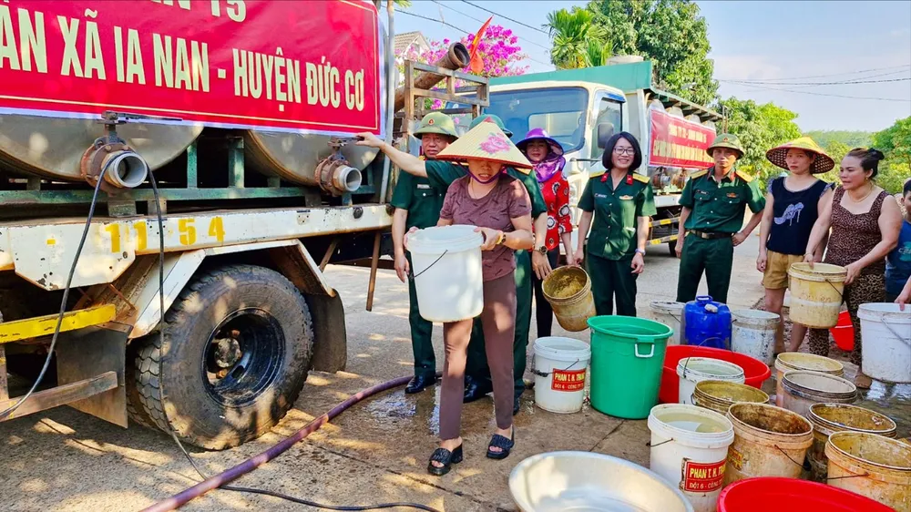 Bộ đội cấp nước cho người dân tại Gia Lai. Ảnh: L.K tây nguyên 1.jpg
