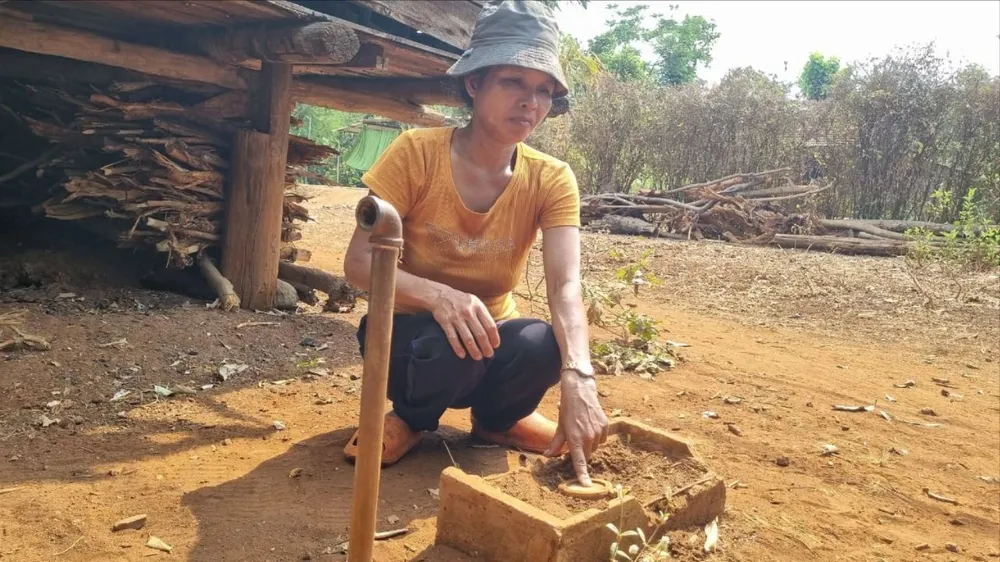 Một người dân tại Đắk Lắk, không đủ nước sinh hoạt mùa nắng nóng. Ảnh: T.T tây nguyên 17.jpg