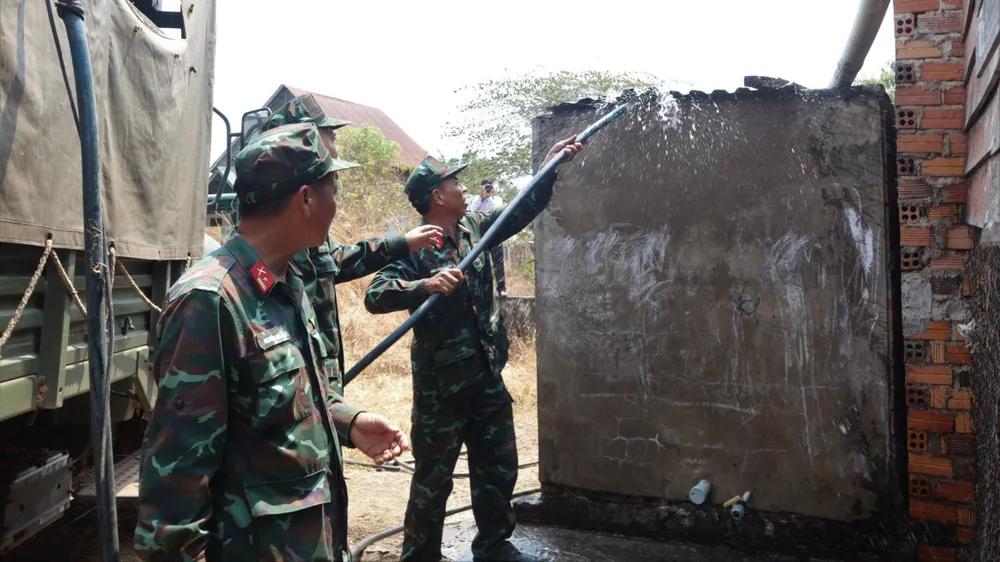 Bộ đội cấp nước tận nhà cho người dân tại Đắk Lắk. Ảnh: L.N tây nguyên 20.jpg