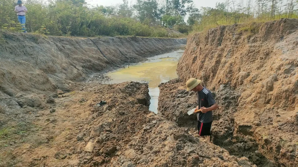 Anh Vũ đào rãnh, cố chắt nước cứu cây. Ảnh: L.K tây nguyên 3.jpg