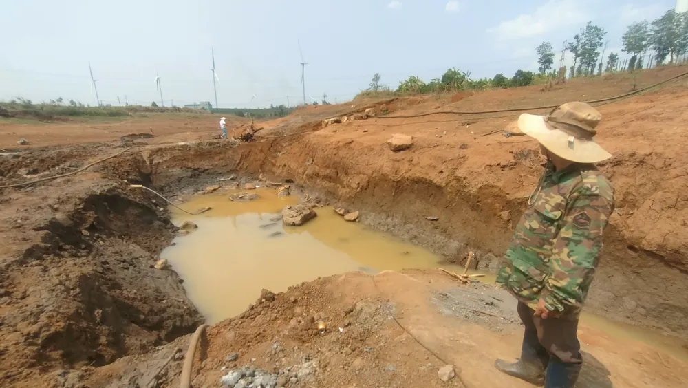 Nhiều ao hồ tại vùng Tây Nguyên đã khô trơ đáy. Ảnh: L.K tây nguyên 7.jpg