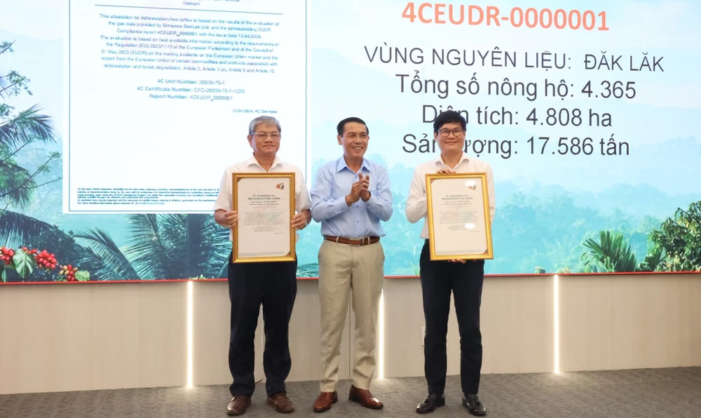 Đại diện Hiệp hội cà phê, ca cao Việt Nam trao chứng nhận vùng trồng cà phê không gây mất rừng cho lãnh đạo Simexco Đắk Lắk. Ảnh: B.T cà phê.jpg