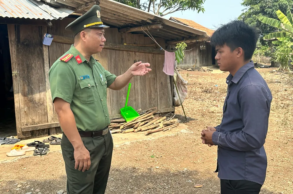 Công an thăm hỏi, động viên anh Phình. Ảnh: M.Q vượt biên 1.jpg
