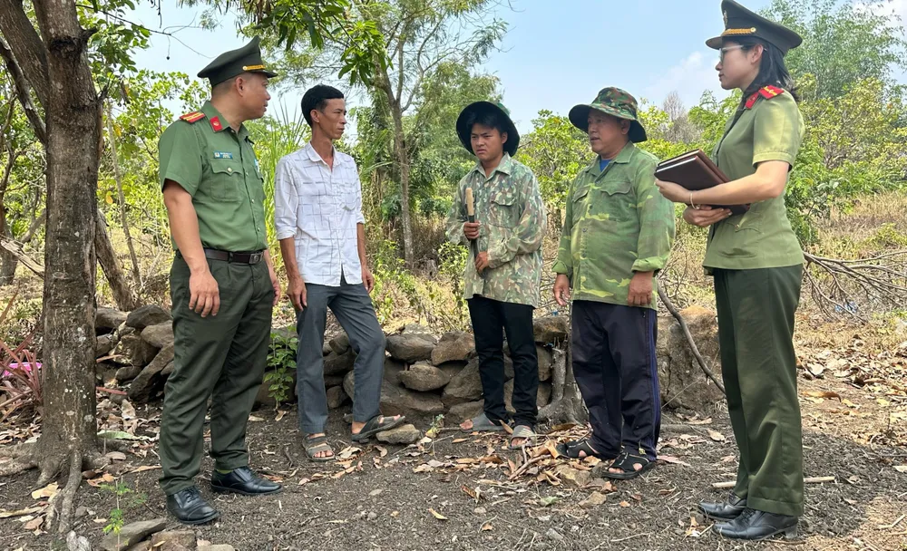 Công an động viên cha con ông Long (thứ hai và thứ ba từ phải qua). Ảnh: M.Q vượt biên.jpg
