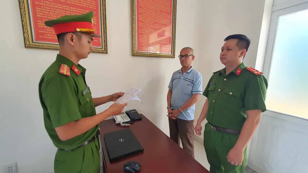 Ông Thu tại cơ quan công an. Ảnh: S.Đ tự sát 6.jpg
