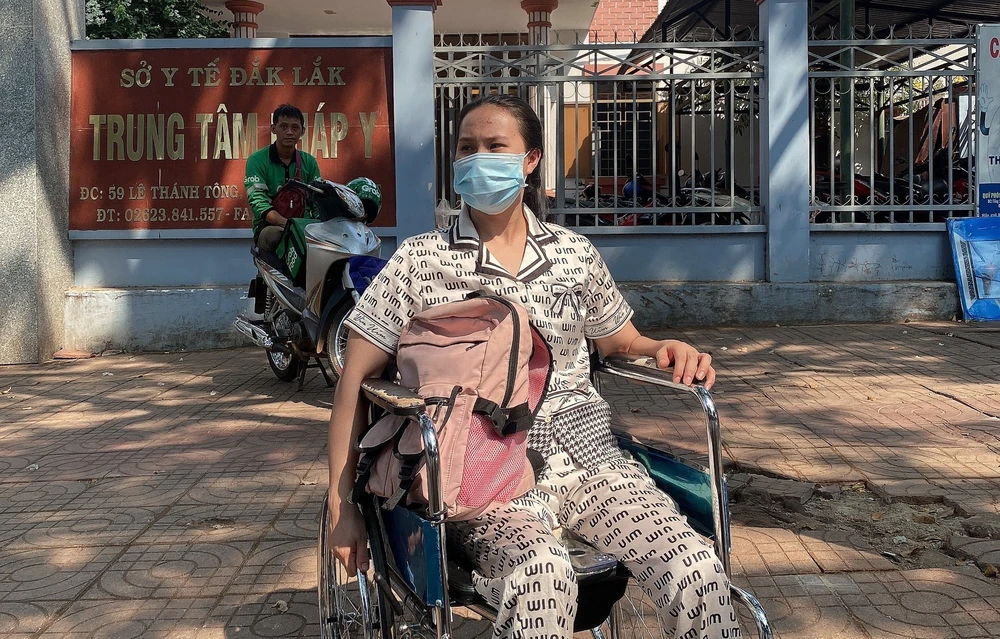 Chị Lê Thị Diễm Quỳnh phải ngồi xe lăn sau khi bị rơi thang máy. Ảnh: Q.V rơi thang máy 1.jpg