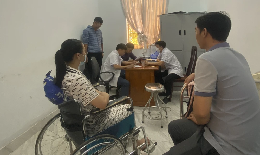 Chị Quỳnh được công an đưa đi giám định thương tật. Ảnh: Q.V rơi thang máy.jpg