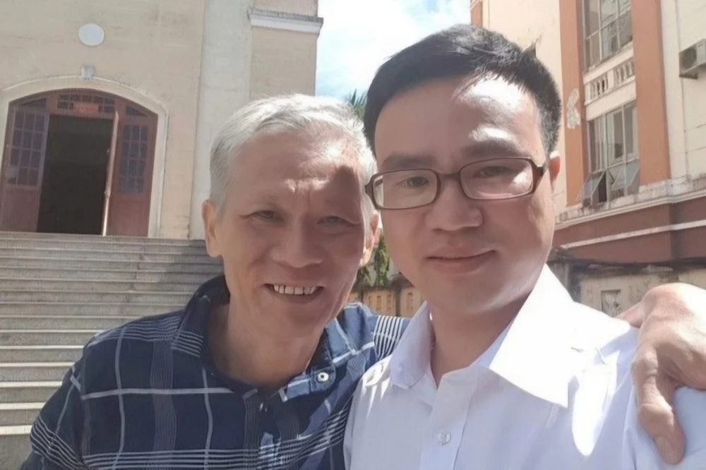 Ông Đỗ Văn Hùng (bên trái) được đình chỉ điều tra vụ án, đình chỉ điều tra bị can. Ảnh: N.V đình chỉ điều tra.jpg