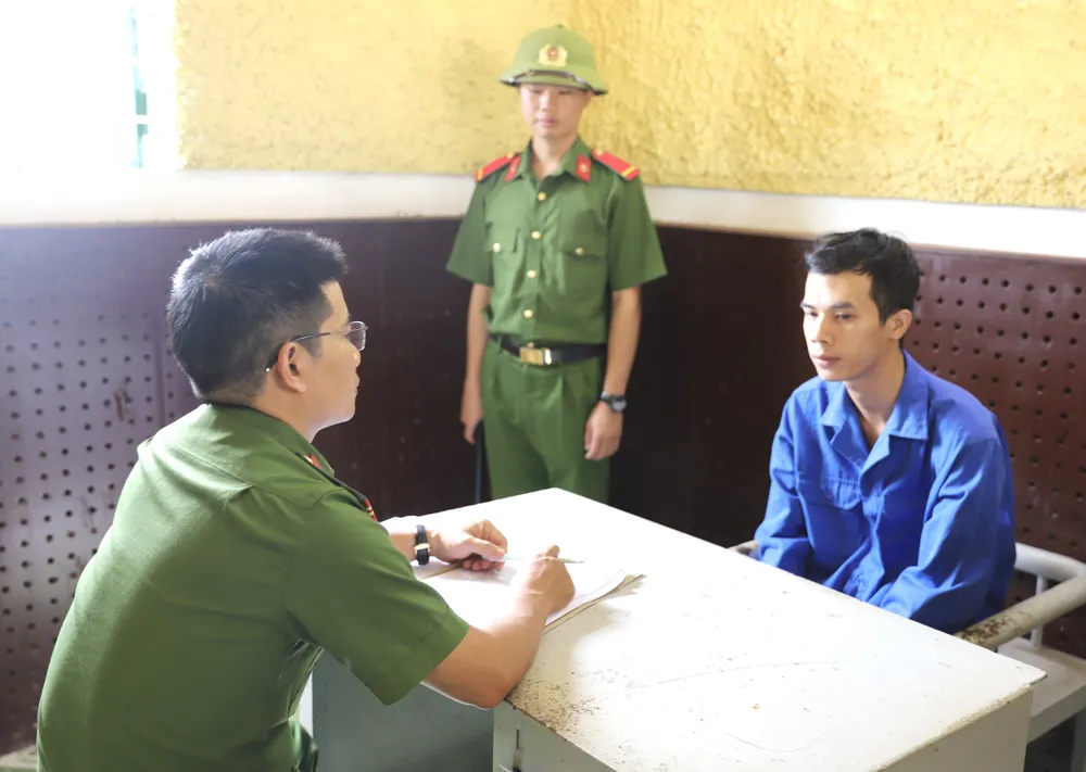 Bị can Vy Bảo Châu tại cơ quan công an. Ảnh: M.Q Facebook.jpg