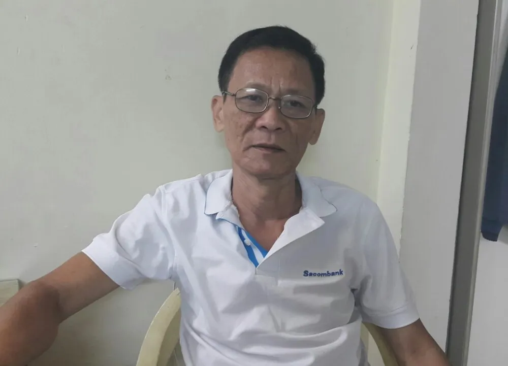Ông Hùng nói ông đã mất đi nhiều thứ, phải đi làm bảo vệ. Ảnh: D.P oam sai 1.jpg