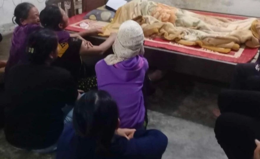 Người thân đau xót bên thi thể bà P. Ảnh: H.O sét đánh.jpg
