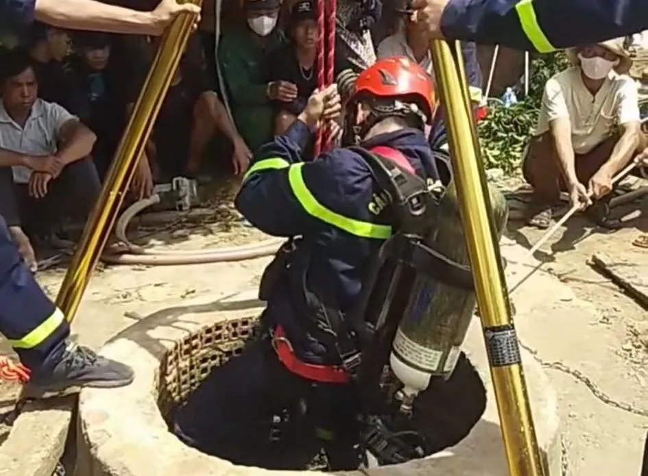 Lực lượng chức năng xuống giếng trục vớt thi thể các nạn nhân. Ảnh: T.H ngạt khí.jpg