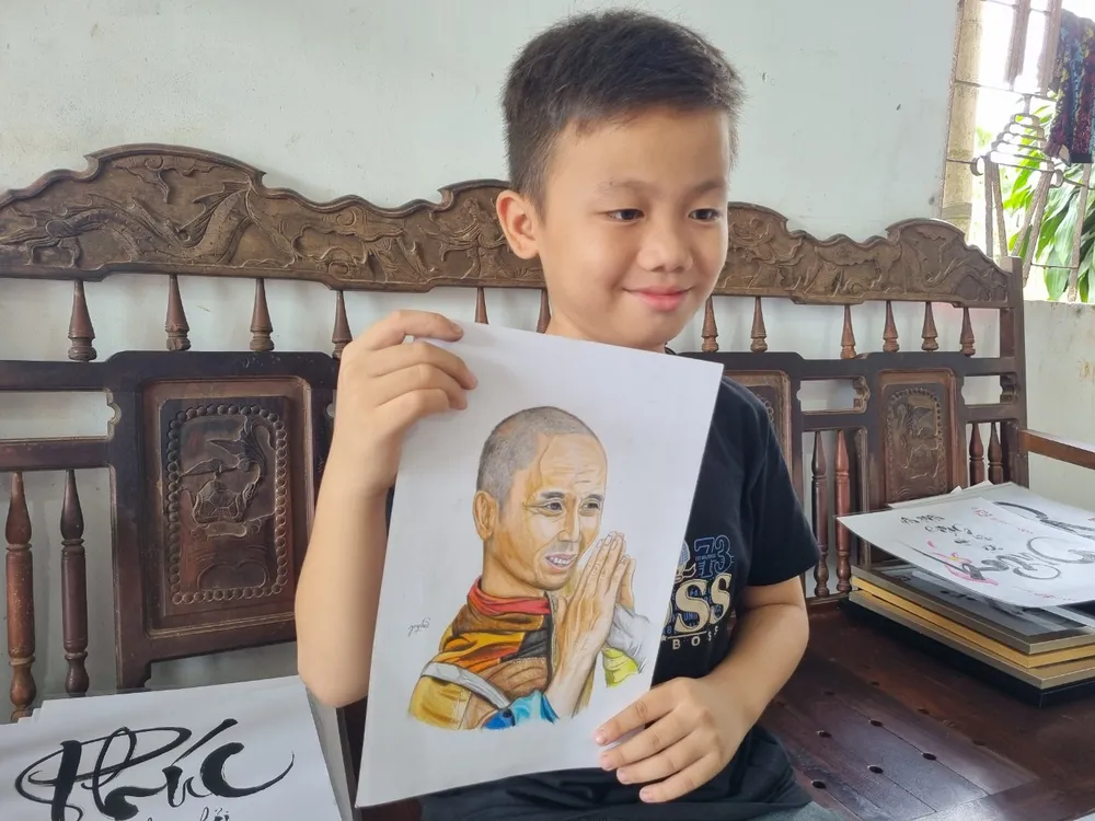 Cháu Nghĩa vẽ chân dung sư Minh Tuệ theo yêu cầu của người xem trên mạng xã hội. Ảnh: TIẾN THOẠI vẽ tranh 5.jpg
