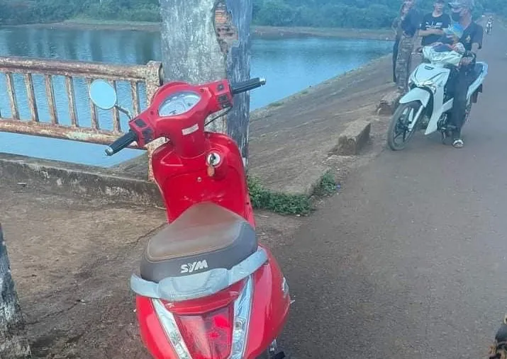Bà T tử vong dưới hồ nước, để lại xe máy và một số vật dụng khác trên bờ. Ảnh: N.D hồ nước.jpg