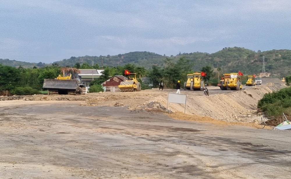 Nhà thầu thi công dự án đường Hồ Chí Minh đoạn tránh phía đông TP Buôn Ma Thuột. Ảnh: TIẾN THOẠI vướng mặt bằng 6.jpg