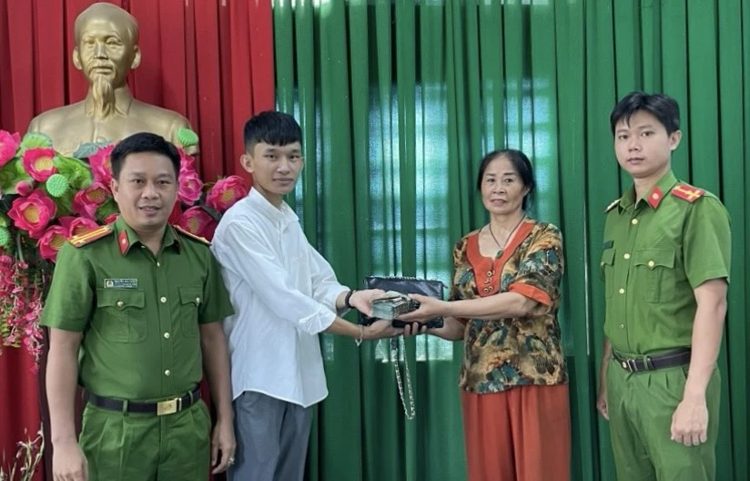 chiếc túi xách.jpg