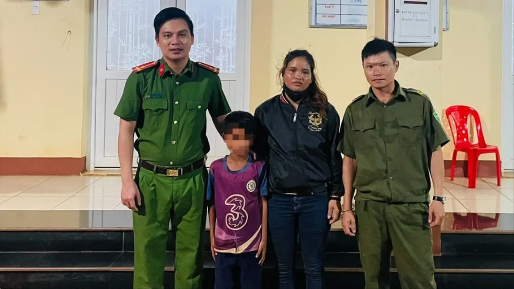 bé trai đi lạc.jpg