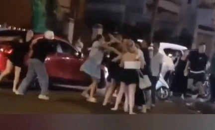 Hai nhóm phụ nữ lao vào đánh nhau. Ảnh chụp màn hình LÁI Ô TÔ 1.jpg