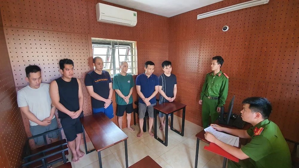 Nhóm sáu người từ Khánh Hòa lên Đắk Lắk bắt giữ người để đòi nợ vừa bị công an bắt giữ. Ảnh: S.Đ bắt giữ người.jpg