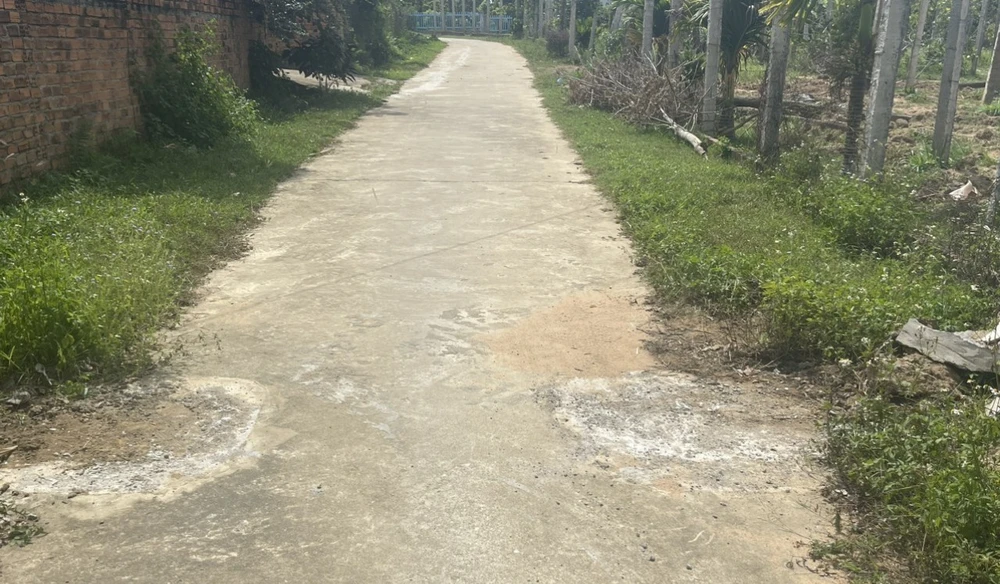 Hai trụ bê tông giữa đường đã được tháo dỡ. Ảnh: N.D trụ bê tông 10.jpg