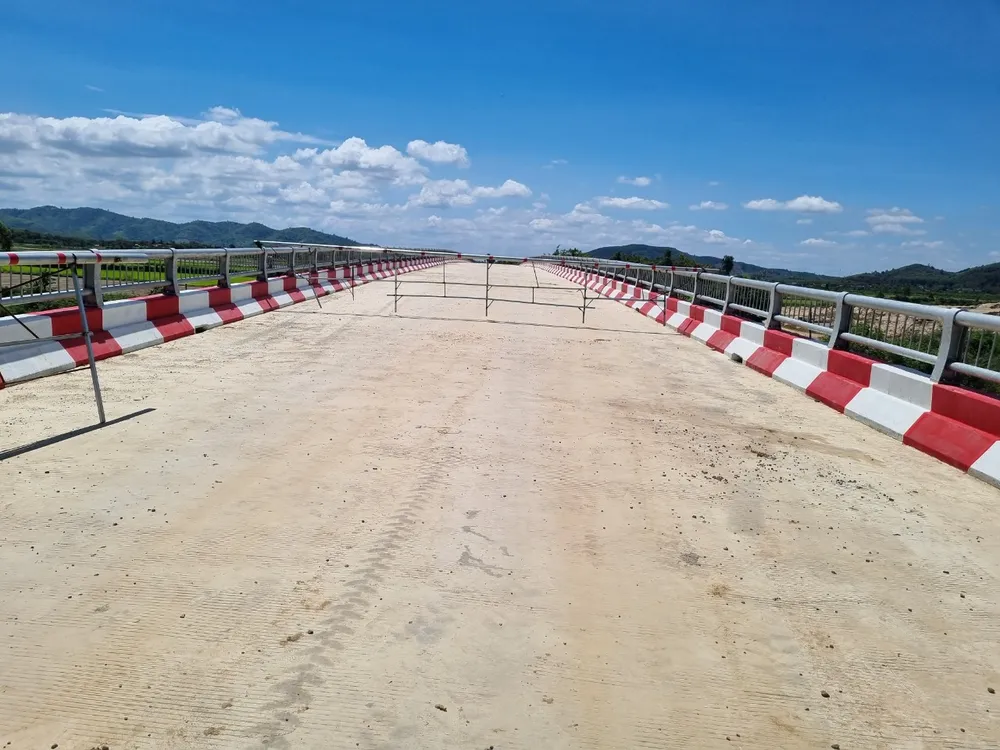 Rào chắn trên cầu xây xong để ngăn các phương tiện qua lại. Ảnh: TIẾN THOẠI thuê đò qua sông 4.jpg