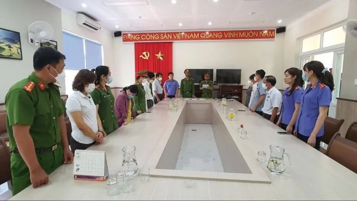 Công an thực hiện lệnh bắt tạm giam những cán bộ vi phạm về đấu thầu tại CDC Đắk Lắk. Ảnh: T.C CDC Đắk Lắk.jpeg